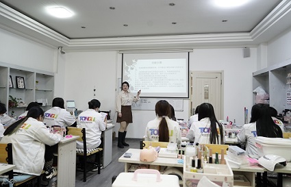 沈阳美甲零基础技能班 推荐快连美甲学校