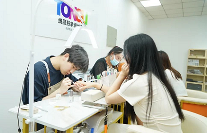 恭喜快连形象设计中心荣登本地生活服务美甲美睫板块TOP1!