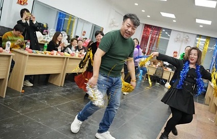 沈阳快连学校联欢会：年末将至，师生共享欢乐时光！
